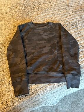 Women’s Lululemon Camo Crewneck Sweatshirt size 6